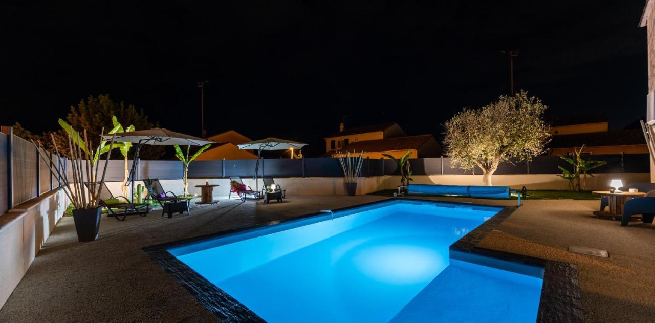 Des Oliviers Sublime Avec Piscine Chauffee Et Privee Et Baby Foot *