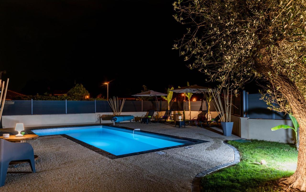 Des Oliviers Sublime Avec Piscine Chauffee Et Privee Et Baby Foot * Bon-Encontre