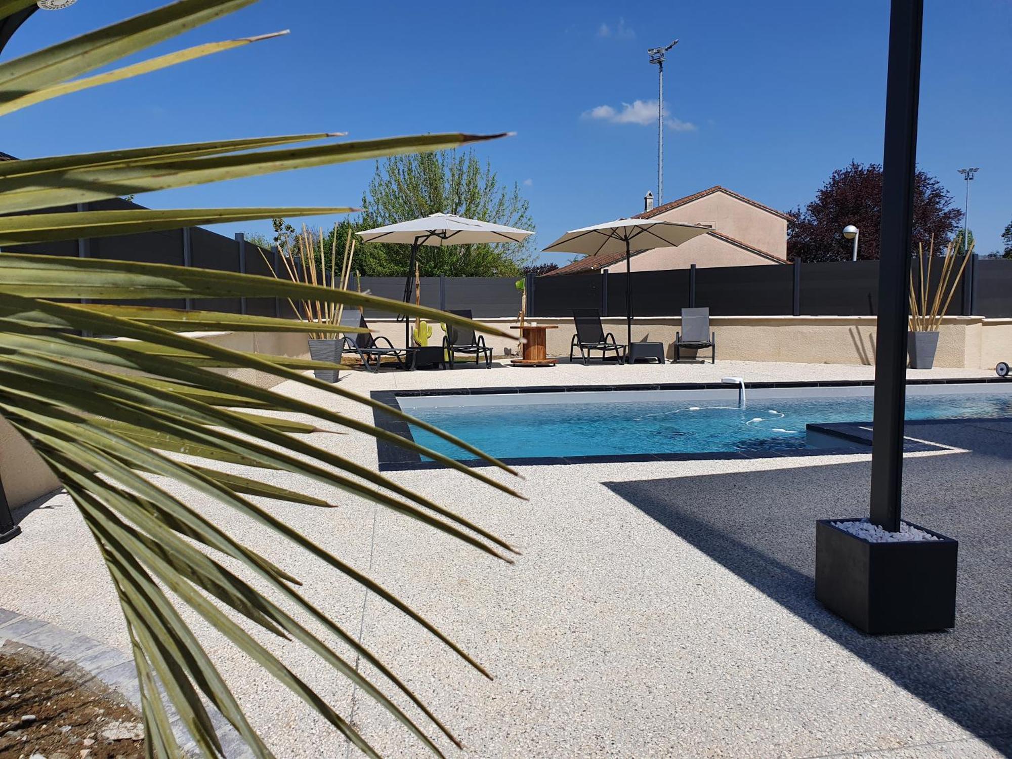 Des Oliviers Sublime Avec Piscine Chauffee Et Privee Et Baby Foot